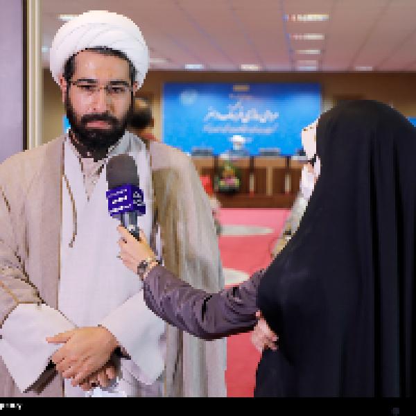 از برندگان در مسابقه کتابخوانی مدیر مدرسه تقدیر خواهد شد